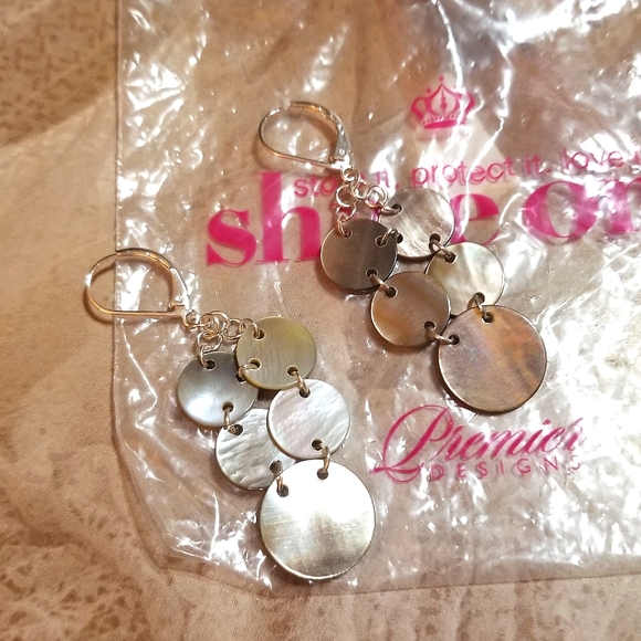 NEW Premier Designs Mother of Pearl Disc Dangle Earrings - Picture 5 of 5